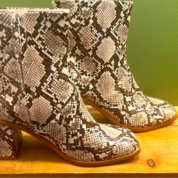 Boots - Picture 5 of 8